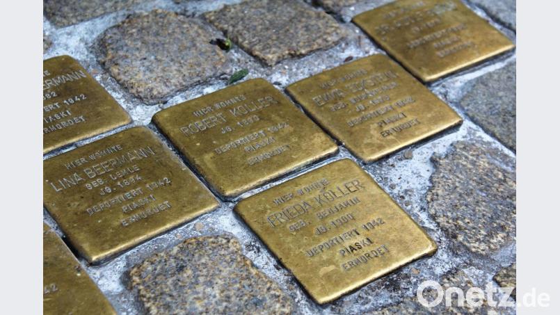 An das Schicksal von Frieda und Robert Koller, den Eltern von Else Fleischmann, erinnern zwei der insgesamt elf Stolpersteine in der Gesandtenstraße 10. Von dort wurden sie 1942 nach Piaski in Polen deportiert. Bild: Evi Wagner