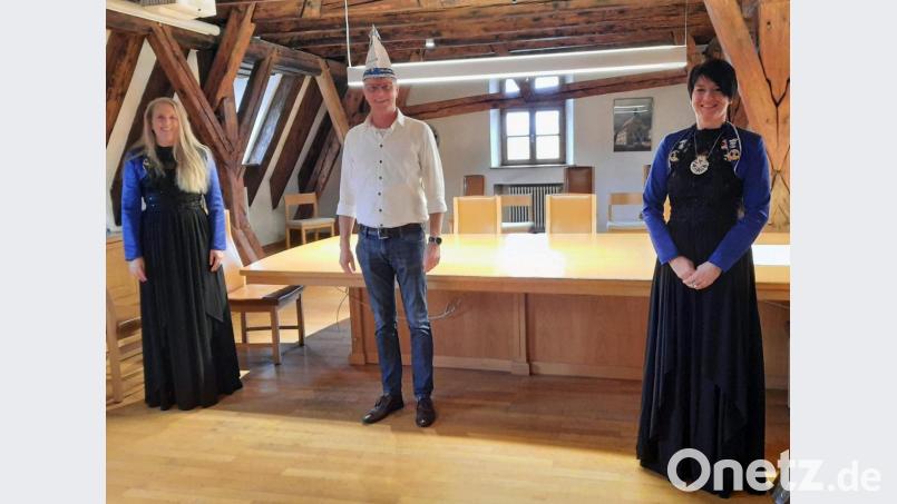Sehr ruhig bleibt es heuer am 11.11. um 11.11 Uhr im Rathaus – kein Prinzenpaar, das den Rathausschlüssel und die Stadtkasse abholt, keine Gardekinder, die ihre Tänze präsentieren. Ganz auf die Eröffnung des Faschings wollen Narrhalla-Präsidentin Regina Merkl (rechts) und ihre Stellvertreterin Michaela Meier (links) nicht verzichten. Sie überreichen Bürgermeister Hermann Falk (Mitte) eine nagelneue Narrenkappe. Bild: u