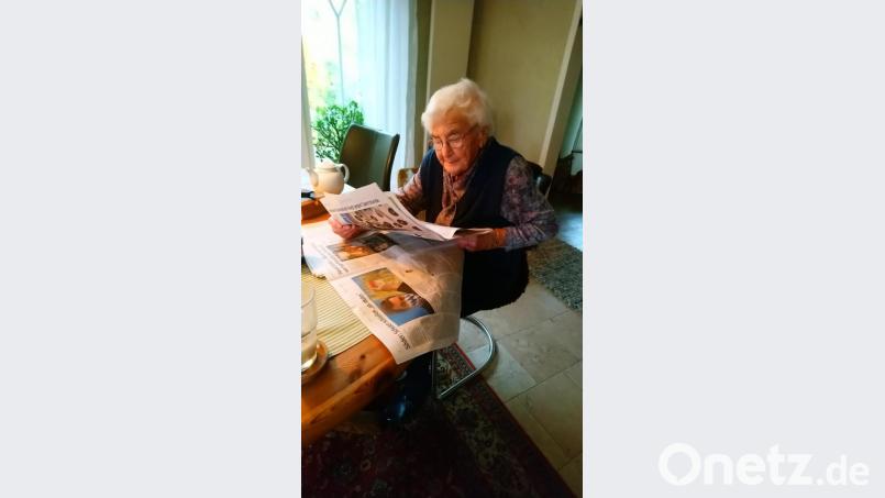 So kennen die Familienmitglieder Maria Kohl seit 50 Jahren. Sie sitzt mit ihrer Morgenlektüre am Frühstückstisch und lässt sich dabei nicht stören. Bild: rpp