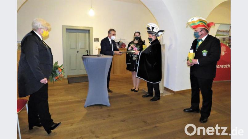 Normalerweise kommen 30 &quot;Tursianer&quot;. Diesmal waren es lediglich Iris Fennerl, Prinzessin Sarah I. , Prinz Ralph I. und Vorstand Klaus Behnke (von links), die dem Bürgermeister (Mitte) den Schlüssel und das Stadt-Säckel abnahmen. Bild: ubb