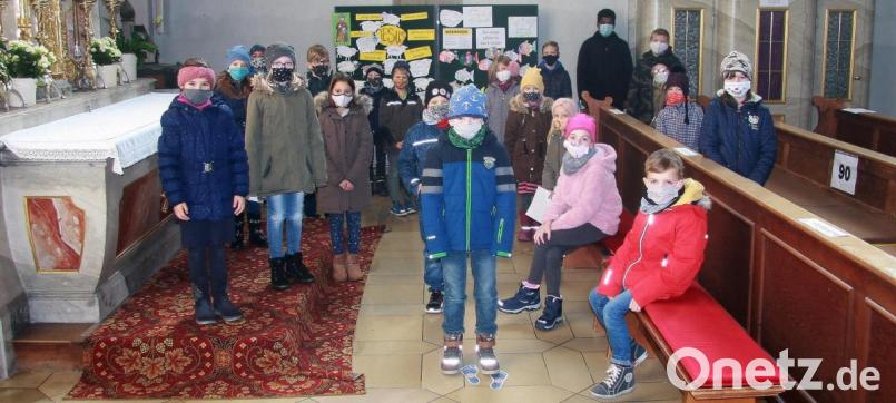 Den Abschlussgottesdienst der Kinderbibelwoche gestaltete Pfarrvikar Pater Charles John (hintere Reihe, Zweiter von rechts). Nach der Messe präsentierten die Teilnehmer ihre Pinwand. Bild: wro