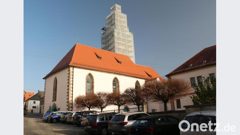 Verhüllt wie einst der Reichstag in Berlin präsentiert sich die Dreieinigkeitskirche anlässlich ihres 300. Geburtstags. Bild: rpp