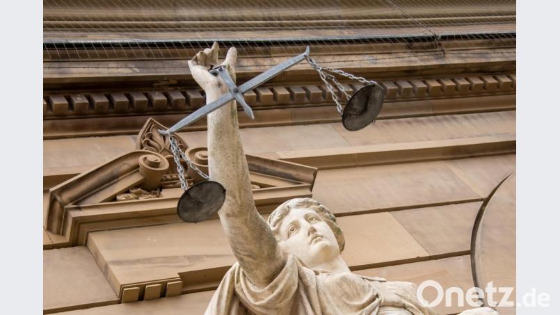 Vor einem Gericht hält eine Statue der Justitia eine Waage in der Hand. Symbolbild: Stefan Puchner