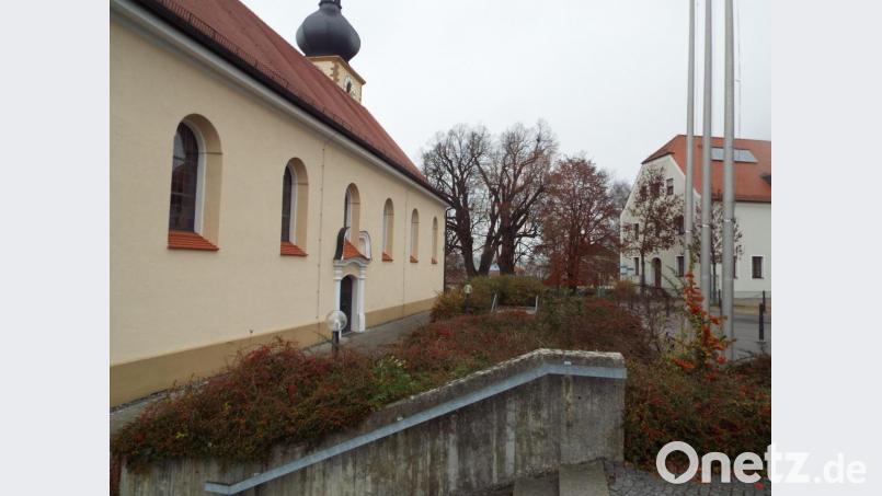 Gegenüber des südöstlichen Kircheneingangs zur Schule hin, wo jetzt noch Hecken und Büsche stehen, würden nach den Vorstellungen der Planer Kirchentreppen in das Gesamtensemble passen. Bild: e