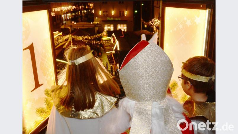Der Adventskalender im Alten Rathaus wird auch in diesem Jahr zu bestaunen sein - allerdings werden die Fenster täglich ohne die traditionelle Zeremonie geöffnet. Bild: Gabi Schönberger