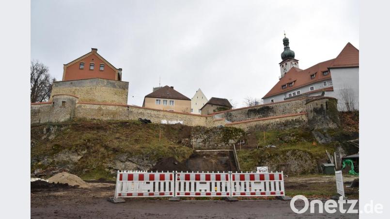 Im Bereich des Stiber-Festplatzes Auf der Schanze läuft derzeit die Stadtmauer-Sanierung. Künftig sollen dort auch zwei Bühnen auf den Wallanlagen für mehr Attraktivität sorgen. Bild: Andreas Royer
