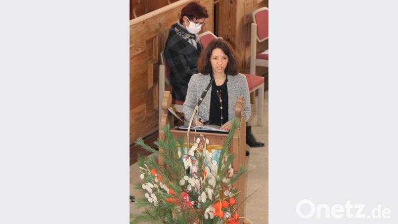 Christine Pühl kündigt die Aktion "300 Engel für die Dreieinigkeitskirche" an, mit der die Gottesdienstbesucher beschenkt werden. Bild: rpp