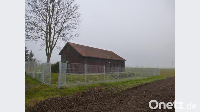 In diesem Gebäude befindet sich die Technik der Trinkwasserversorgung, etwa 300 Meter südlich der Tiefbrunnen III. Die Brunnen I und II wurden zwischenzeitlich stillgelegt und das alte Wasserhaus abgebrochen. Bild: bk