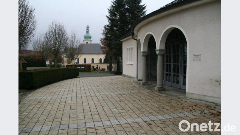 Barrierefrei sind Aussegnungshalle und Umfeld gestaltet worden. Zuschüsse über die Städtebauförderung wurden beantragt. Bild: fpoz