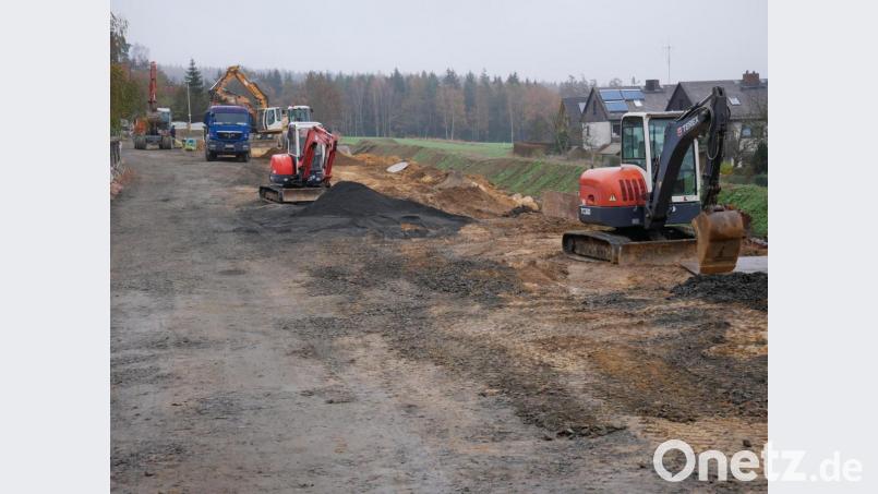 Die Waldsassener Baufirma Walter Leiß gräbt zur Erneuerung des Abwasserkanals in der Muttonestraße bis zu fünf Meter in die Tiefe. Bild: hmr