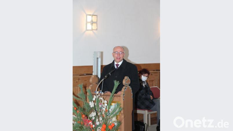 Stellvertretender Landrat Albert Nickl zeigt sich in seinem Grußwort überrascht von der Pracht der Markgrafenkirche. Bild: rpp