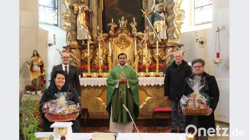 Carolin Knott und Sebastian Wolf (vorne, von links) freuen sich über die lobenden Worte von Kirchenpfleger Stefan Kausler, Pfarrer Pater Anish George und Pfarrgemeinderatssprecher Hans Enders (hinten von links). Bild: soj