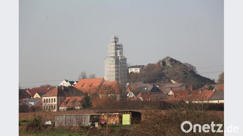 Wie ein Kunstwerk von de Christo und Jeanne-Claude wirkt derzeit der verpackte Kirchturm von Weitem. Bild: rpp