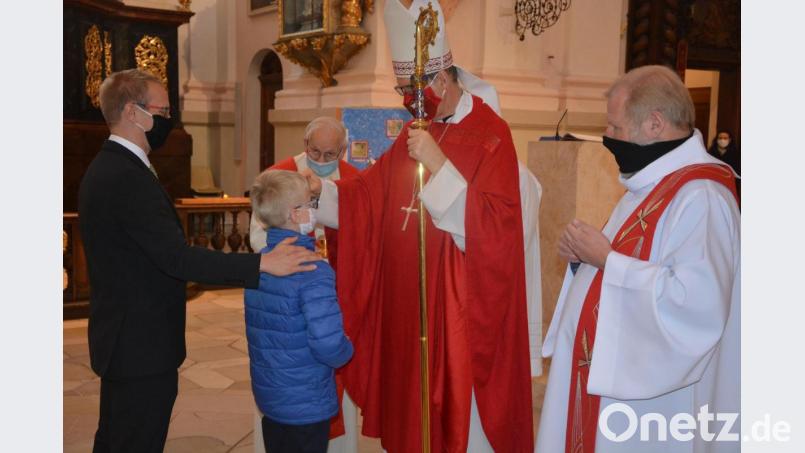 In der Basilika in Waldsassen empfingen 11 junge Münchenreuther das Sakrament der Firmung. Gespendet hat es der Regensburger Weihbischof Josef Graf (Mitte). Bild: jr