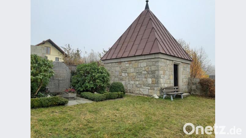 Ein schönes und bedeutungsvolles kleines Gotteshaus: Die Gedächtniskapelle mit Gedenkstein der Sudentendeutschen Landsmannschaft. Bild: gis