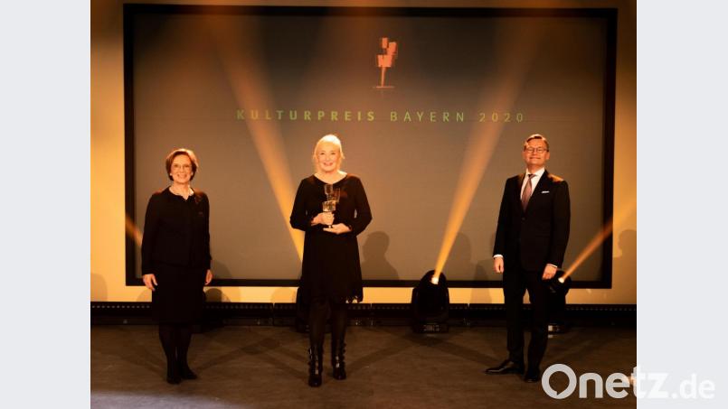 In der Sparte Kunst wurde die Regensburgerin Regina Hellwig-Schmid (Mitte) ausgezeichnet. Es gratulierten die ehemalige bayerische Sozialministerin Emilia Müller und Bayernwerk-Vorstandsvorsitzender Reimund Gotzel. Bild: Bayernwerk AG