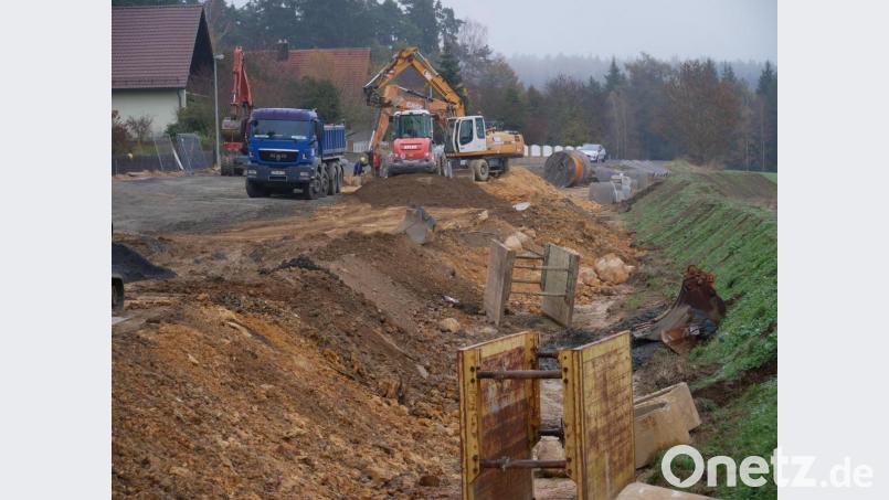 Die Erschließung der neuen Bauparzellen in der Muttonestraße gestaltet sich wegen der relativ tiefen Baugrube für den Abwasserkanal sehr aufwendig. Bild: hmr