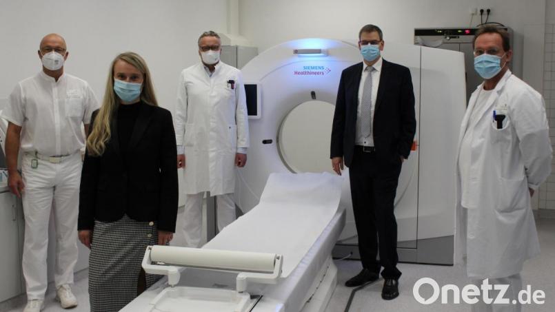 Dieses neue CT-Gerät soll die Ärzte in der Notaufnahme des Klinikums Weiden bei der Covid-19-Diagnostik unterstützen. Das bestätigt auch der Chefarzt der Notaufnahme Dr. Andreas Pohl (ganz links). Bild: Kliniken Nordoberpfalz AG/Michael Reindl