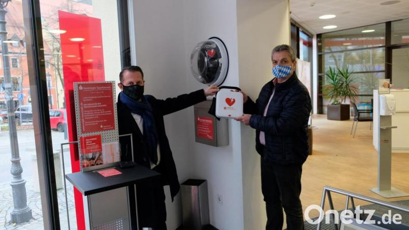 Sparkassenvorstandsvorsitzender Gerhard Hösl und Bürgermeister Andreas Wutzlhofer, der zugleich stellvertretender Verwaltungsratsvorsitzender der Vereinigten Sparkasse ist, ließen im Vorraum der Geschäftsstelle am Marktplatz einen Defibrillator installieren, der im Ernstfall Leben retten kann. Bild: dob