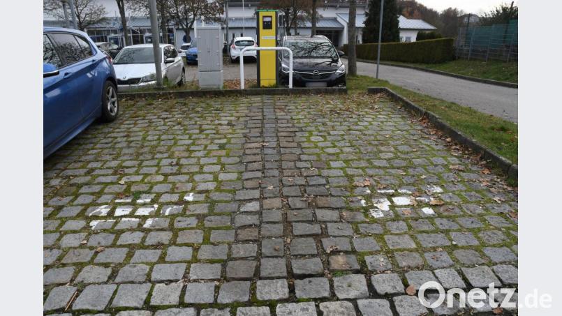 Die Parkbuchten an der E-Ladesäule bei der Stadthalle sind für zwei Autos sehr eng. Bild: Gabi Schönberger