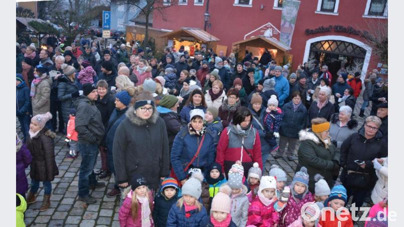 Eine große Zahl an Besuchern lockte im vergangenen Jahr wieder das „Singen unterm Christbaum“ auf den Therese-Neumann-Platz. Diese Veranstaltung und auch andere Aktionen wird es heuer nicht geben. Archivbild: jr