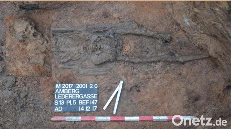 Das Skelett des Amberger Reiters lag seit dem achten Jahrhundert unter der Erde in der Lederergasse in der Altstadt von Amberg. Das Grab wurde 2017 von der Grabungsfirma Scherbaum in zwei Schritten ausgehoben, deshalb ist das Bild eine Fotomontage. Bild: Scherbaum Bamberg