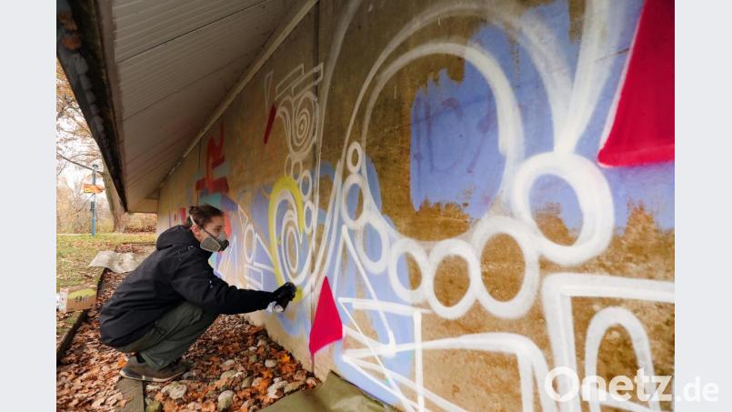 Graffiti-Künstler „Aloha“ in seinem Element: Im Auftrag des TC Schanzl darf er sich an der Hallenaußenwand künstlerisch ausleben. In den vergangenen Jahren hatten Vandalen Schmierereien hinterlassen, die nun verschwinden. Bild: Wolfgang Steinbacher