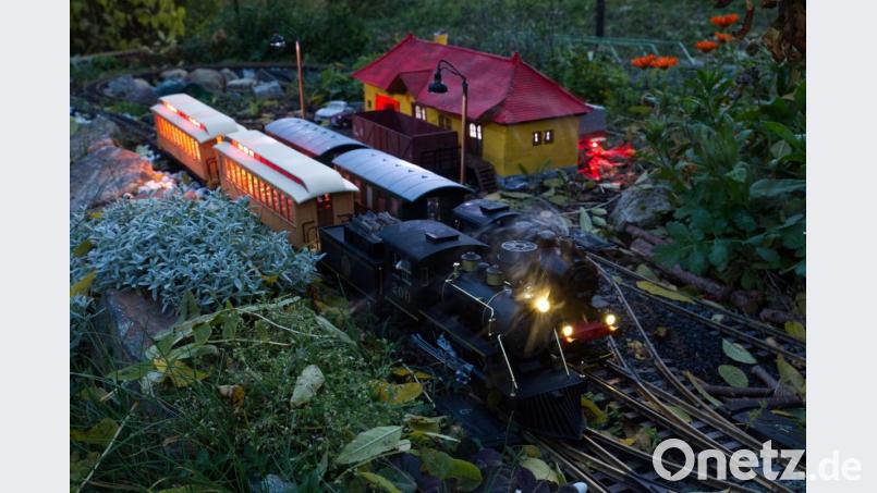 Die berühmte Mogul (im Vordergrund) wird nicht á la Hollywood in eine Schlucht stürzen, sondern sie zieht sich ins Winterquartier zurück. Der „Andorfer Bockl“ fährt auch nur noch im Modell. Im Hintergrund: Der Erbendorfer Südbahnhof, der normalerweise im Garten von Jochen Neumann steht. Bild: njn JOCHEN NEUMANN 
ERBENDORF