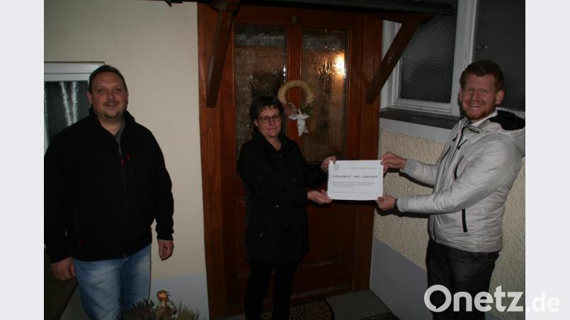 Symbolisch präsentieren CSU/Wählerbund ein Hausnamen-Schild mit der Aufschrift „Schwankerer“ oder „Ankerwirt“. Im Markt 37 war das ehemalige Wirtshaus „Zum Goldenen Anker“ mit großem Saal bis 1982 ansässig. Seit 1818 ist das Gebäude im Besitz der Familie Spörer. Die erste urkundliche Erwähnung geht auf das Jahr 1610 zurück. Im Bild von links Zweiter Bürgermeister Mario Rabenbauer, Kerstin Spörer und der CSU-/WB-Fraktionsvorsitzende Maximilian Kastner. Bild: fpoz