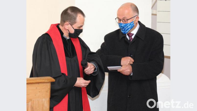 Stellvertretender Landrat Albert Nickl hat ein Geldpräsent für die "Sparkasse" Kirche dabei. Bild: rpp