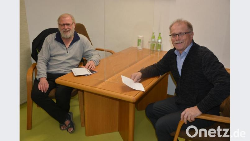 Bürgermeister Max Bindl (rechts) und Pfarrseelsorger Pater Benedikt Leitmayr informierten bei einem Gespräch im Rathaus über Absagen von Veranstaltungen, Umplanungen und alternative Angebote. Bild: jr