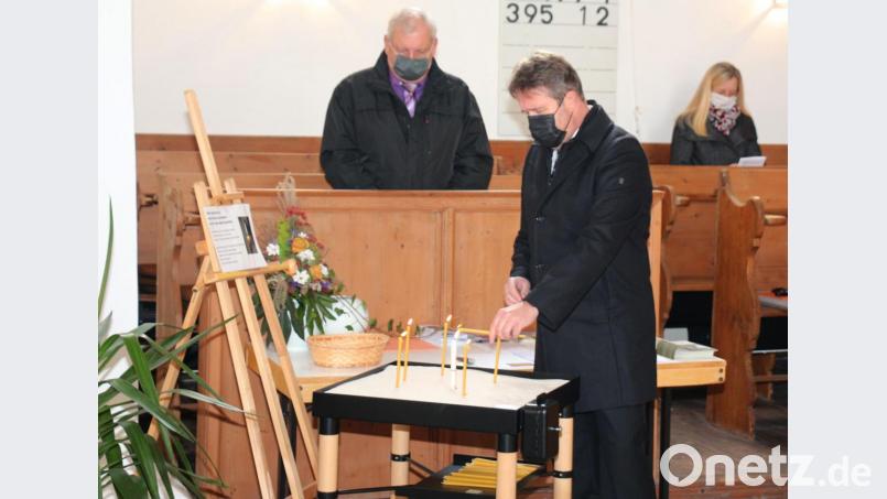 Vom Kirchenvorstand bekommt die Kirche – und damit auch die Gottesdienstbesucher – ein besonderes Geschenk: Künftig steht den Gläubigen ein Kerzentisch zur persönlichen Andacht zur Verfügung.
Damit wird den Anliegen der Gemeindeglieder entsprochen, die seit dem Frühjahr das Provisorium in einer feuerfesten Zinkwanne fleißig nutzten. Bild: rpp