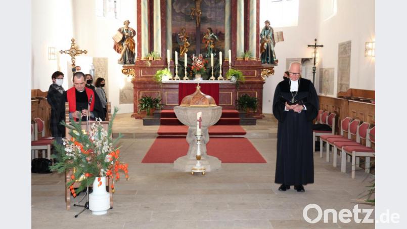 Die beiden Geistlichen, Pfarrer Hartmut Klausfelder und Regionalbischof Klaus Stiegler, verlesen die Fürbitten. Bild: rpp