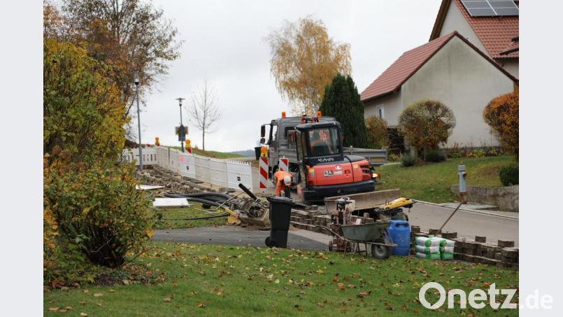 Vor dem Bau des Mobilfunkmastens mussten Stromkabel im Gehweg verlegt werden. Bild: exb