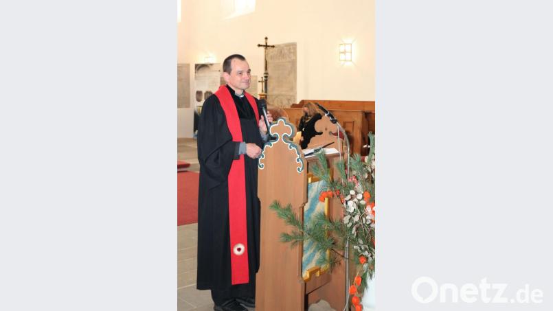 Pfarrer Hartmut Klausfelder ist es anzumerken, dass er sich riesig freut, dass der Kirchengeburtstag würdig begangen werden kann. Bild: rpp
