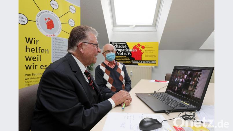 Schädel-Hirnpatienten in Not erhalten eine Auszeichnung von der Deutschen Vereinigung für Rehabilitation. Von links: Bundesvorsitzender Armin Nentwig und Kassier Rudolf Friedrich. Bild: Wolfgang Steinbacher