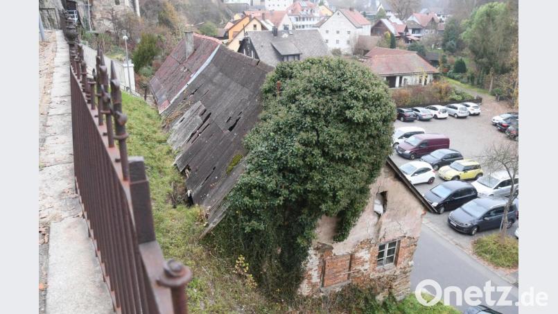 Die Alte Lateinschule und der gegenüberliegende Parkplatz in der Fröschaustraße sind mögliche Projekte, für die Neustadt Gelder bei der Städtebauförderung beantragt. Bild: Gabi Schönberger
