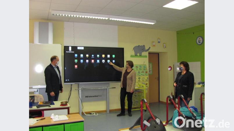 Lehrerin Anja Kraus (Mitte) erklärt Bürgermeister Richard Kammerer (links) die vielseitigen Funktionen des neuen digitales Displays als interaktive Tafel. Rektorin Elisabeth Graßler (rechts) freut sich über die moderne Ausrüstung ihrer Schule. Bild: sei