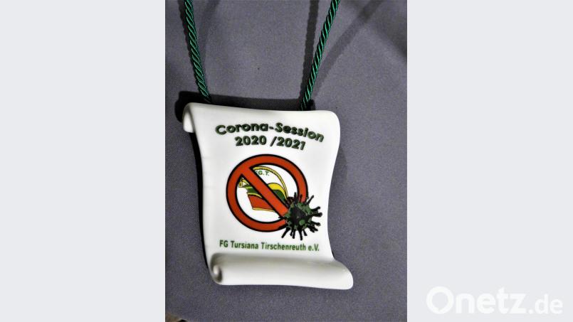 Schön ist er geworden, der &quot;Corona-Orden&quot; der FG Tursiana Tirschenreuth. Leider hat er auch einen sehr traurigen Hintergrund. Wer ihn verliehen bekommt, wird damit ein Leben lang daran erinnert, dass der Fasching 2020/21 wegen Corona ausgefallen ist. Bild: ubb
