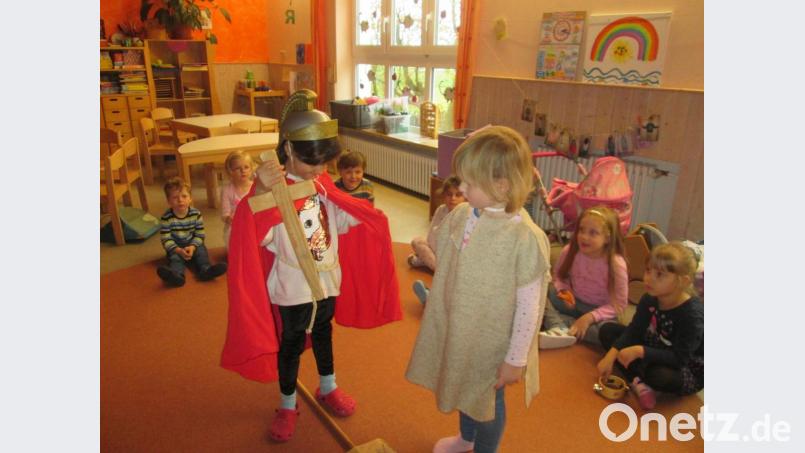 Das Martinsspiel wurde im Kindergarten St. Hedwig heuer öfters als sonst aufgeführt. Dadurch konnten auch jüngere Kinder mit einbezogen werden, die sonst nur zuschauen dürfen. Bild: Kerstin Pflaum/exb