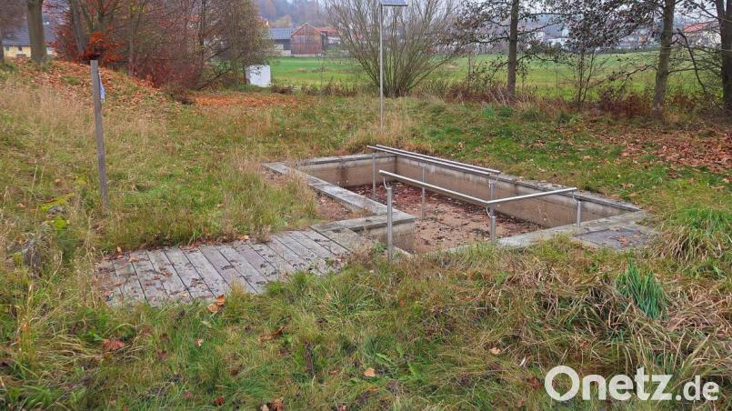 Das Umfeld der Friedenfelser Kneipp-Anlage bedarf einer Neugestaltung. Auch die Wassersituation mit der Speisung aus dem angrenzenden Bach ist nicht zufriedenstellend und muss neu überarbeitet werden. Bei einer möglichen Sanierung und Instandsetzung könnte die Gemeinde auf eine finanzielle Unterstützung hoffen. Im Gedenken an das Wirken von Pfarrer Kneipp begünstigt der Freistaat im nächsten Jahr Sanierungsarbeiten von Kommunen großzügig. Bild: bsc