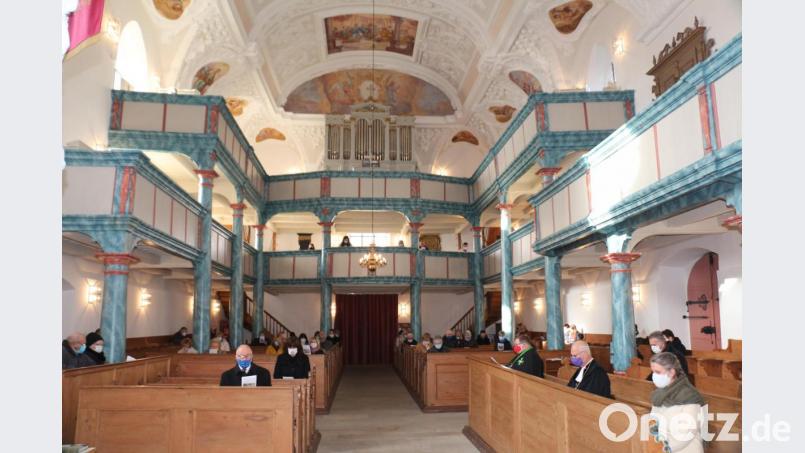 Durch die helle Ausgestaltung kommen die Empore und die farbigen Deckengemälde mit dem weißen Stuck besonders gut zur Geltung. Es lohnt sich, die vielen Engel zu zählen! Bild: rpp