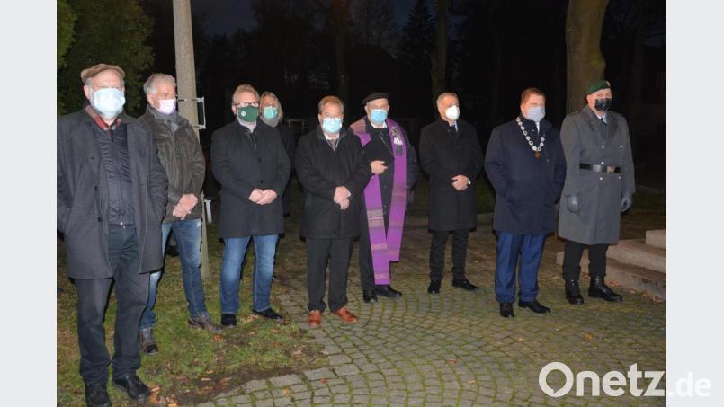 Zahlreiche Ehrengäste wohnten der Besinnung am Mitterteicher Kriegerdenkmal bei, unter ihnen auch Landrat Roland Grillmeier (Dritter von rechts). Bild: jr