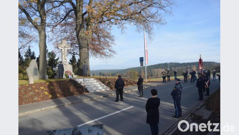 Kleiner Rahmen mit Abstand am Ehrenmal in Neuhaus beim Volkstrauertag Bild: fz