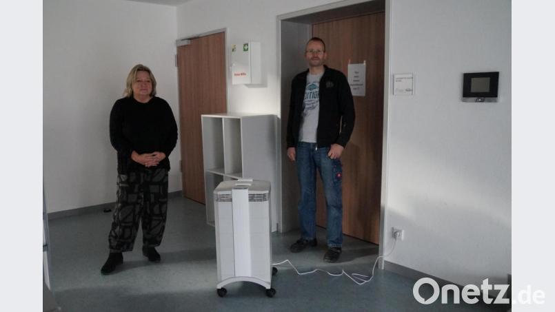 Rektorin Christine Schneider und Hausmeister Wolfgang Hösl freuen sich über den ersten Luftreiniger, der an der Offenen Ganztagsschule eingesetzt wird. Bild: wel