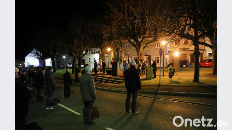 Unter Einhaltung des Mindestabstands und mit Mund- und Nasen-Schutz fand die Gedenkstunde zum Volkstrauertag in der Stadt Erbendorf bereits am Samstagabend statt. Bild: njn