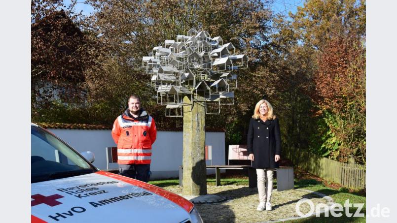 Spende der Viehberger an die Helfer vor Ort Ammerthal.Von links: Tobias Hofmann, Leiter von HvO, Doris Schmidt, Vorsitzende der Dorfgemeinschaft Viehberg. Bild: oe