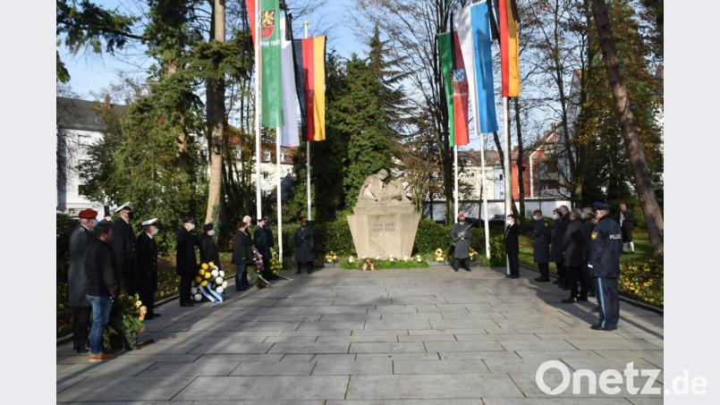 Vertreter der Stadt und verschiedener Organisationen fanden sich vor dem Mahnmal in der Konrad- Adenauer- Anlage zum Gedenken ein und legten Kränze nieder. Bild: hcz