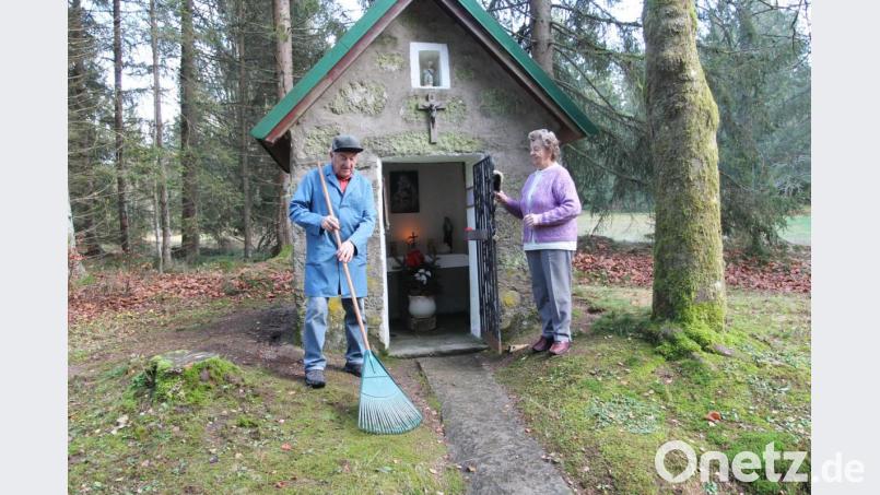 Hildegard und Ludwig Frauenreuther kümmern sich um die Binsenstock-Kapelle. Bild: pi