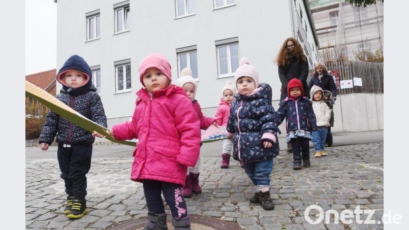 Auch bei grauem Novemberwetter, gehen die Krippenkinder aufgereiht an einem Laufband an die frische Luft. Für alle kleinen Neustädter reichen die Krippenplätze aber nicht aus. Ab Herbst soll es mehr Plätze geben. Bild: Gabi Schönberger